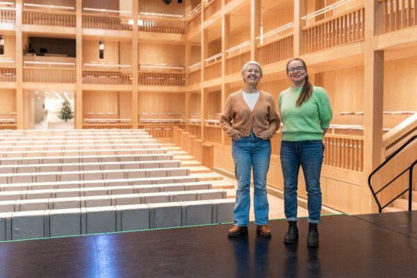 Pia Holden i Anne Ekenes z Panta Rei Danceteater w Oslo na scenie Gdańskiego Teatru Szekspirowskiego, fot. Dawid Linkowski