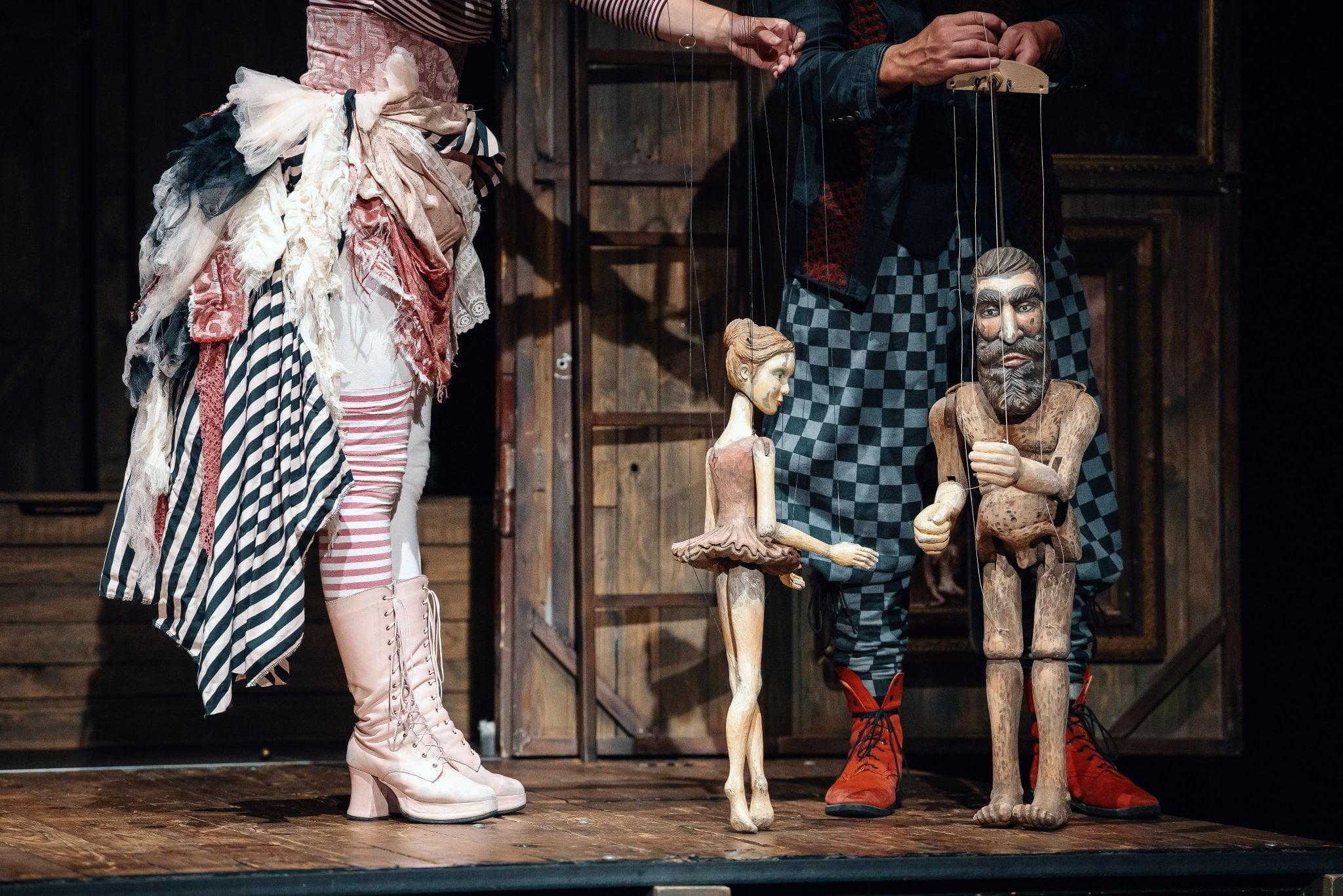 scena ze spektaklu Hamlet on the road, dwie postaci w kostiumach na pierwszym planie