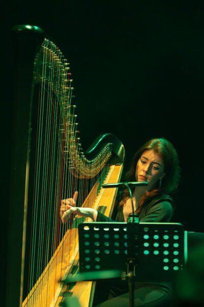 zdjęcie z koncertu "O mistress mine" poświęconego pamięci prof. Jerzego Limona. Na zdjęciu harfistka.