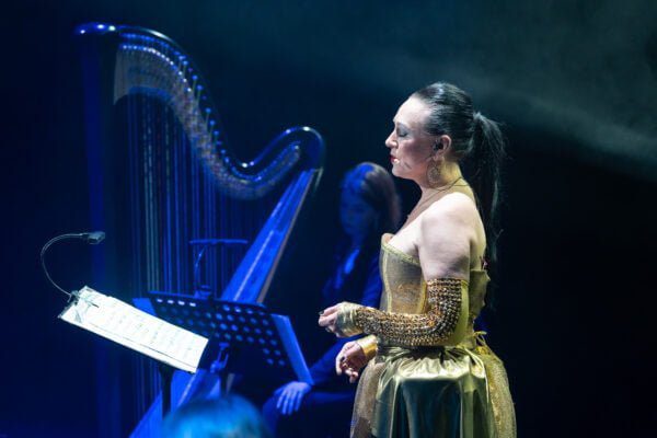 zdjęcie z koncertu "O mistress mine" poświęconego pamięci prof. Jerzego Limona. Na zdjęciu wokalistka Lena Gruszczyńska, w tle harfa.