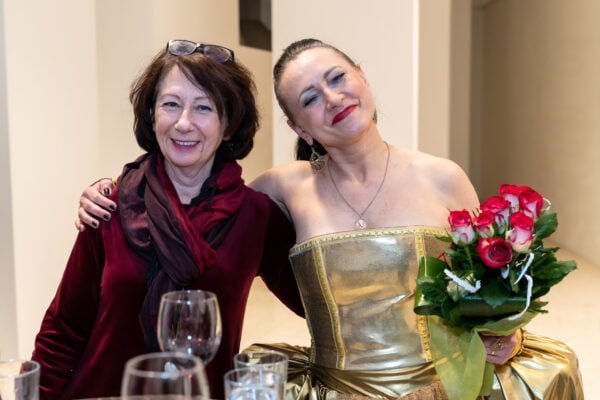 po koncercie O Mistress Mine, dwie kobiety w holu teatru: Magdalena Pramfelt konsul i Lena Gruszczyńska, artystka